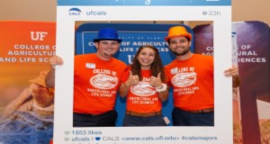 Example of a social media post opportunity: students posing with a photo frame. Credits: UF/IFAS