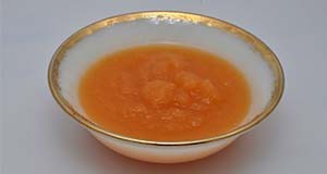 Mango applesauce in a gold-rimmed bowl.