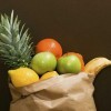 Bolsa de papel marrón llena de fruta