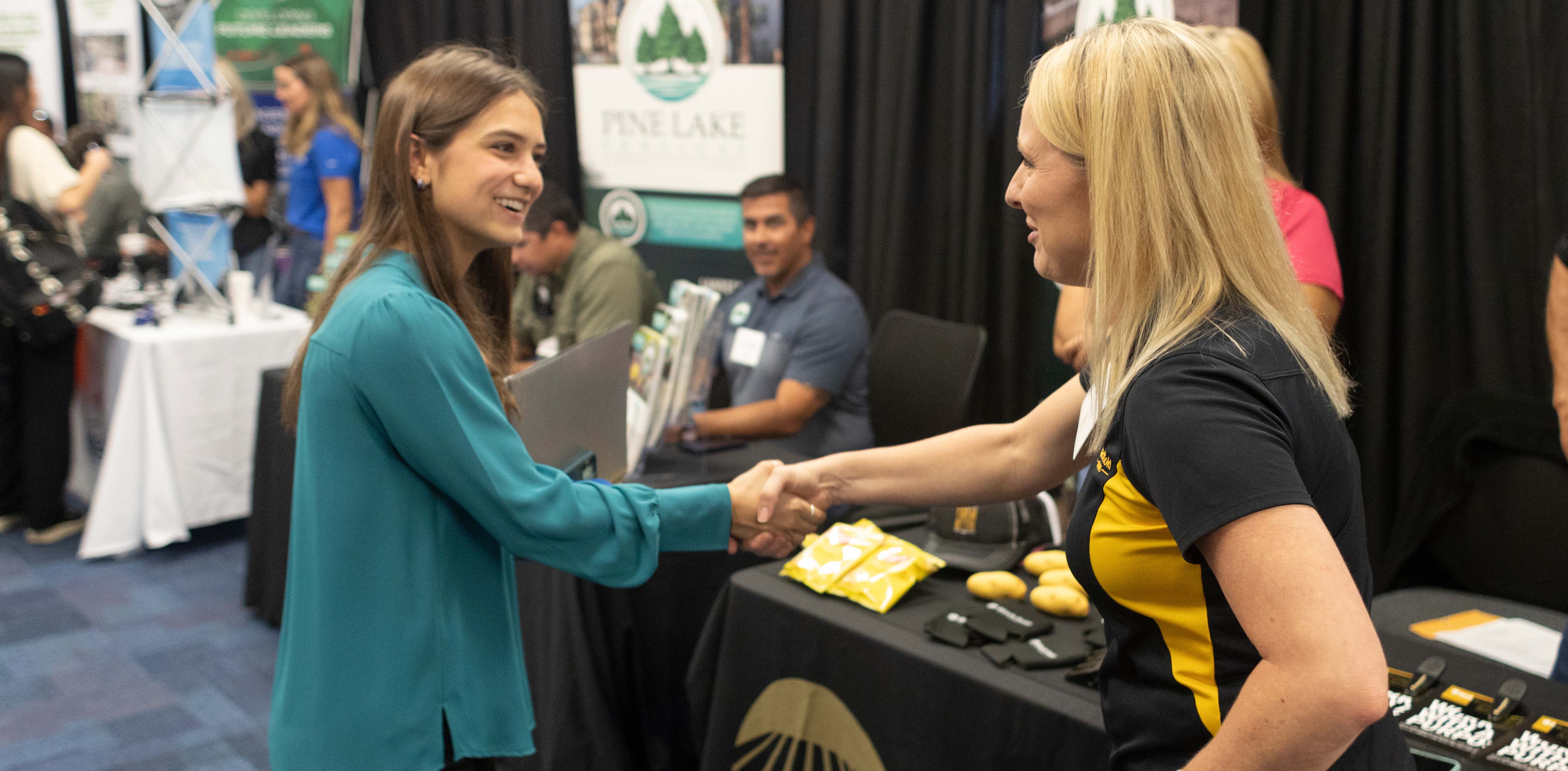 CALS student shaking hand of industry representative at 2023 career fair. Photo by Tyler Jones, UF/IFAS